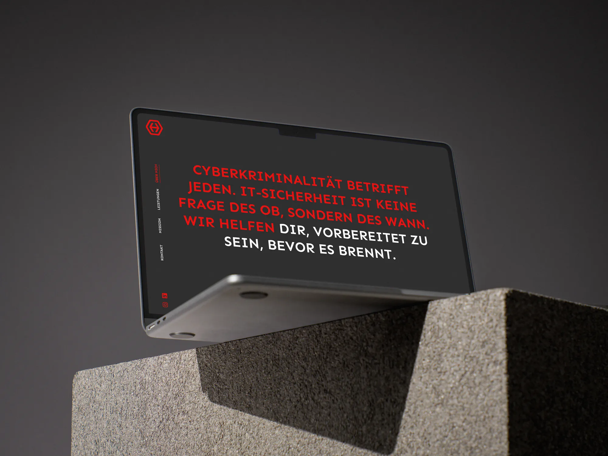 Auf einem Laptop ist die Humansovercode-Seite zu sehen