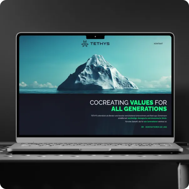 Tethys-Website auf einem Laptop mit heroischem Eisberg-Bild und Slogan ‚CoCreating Values for All Generations‘.