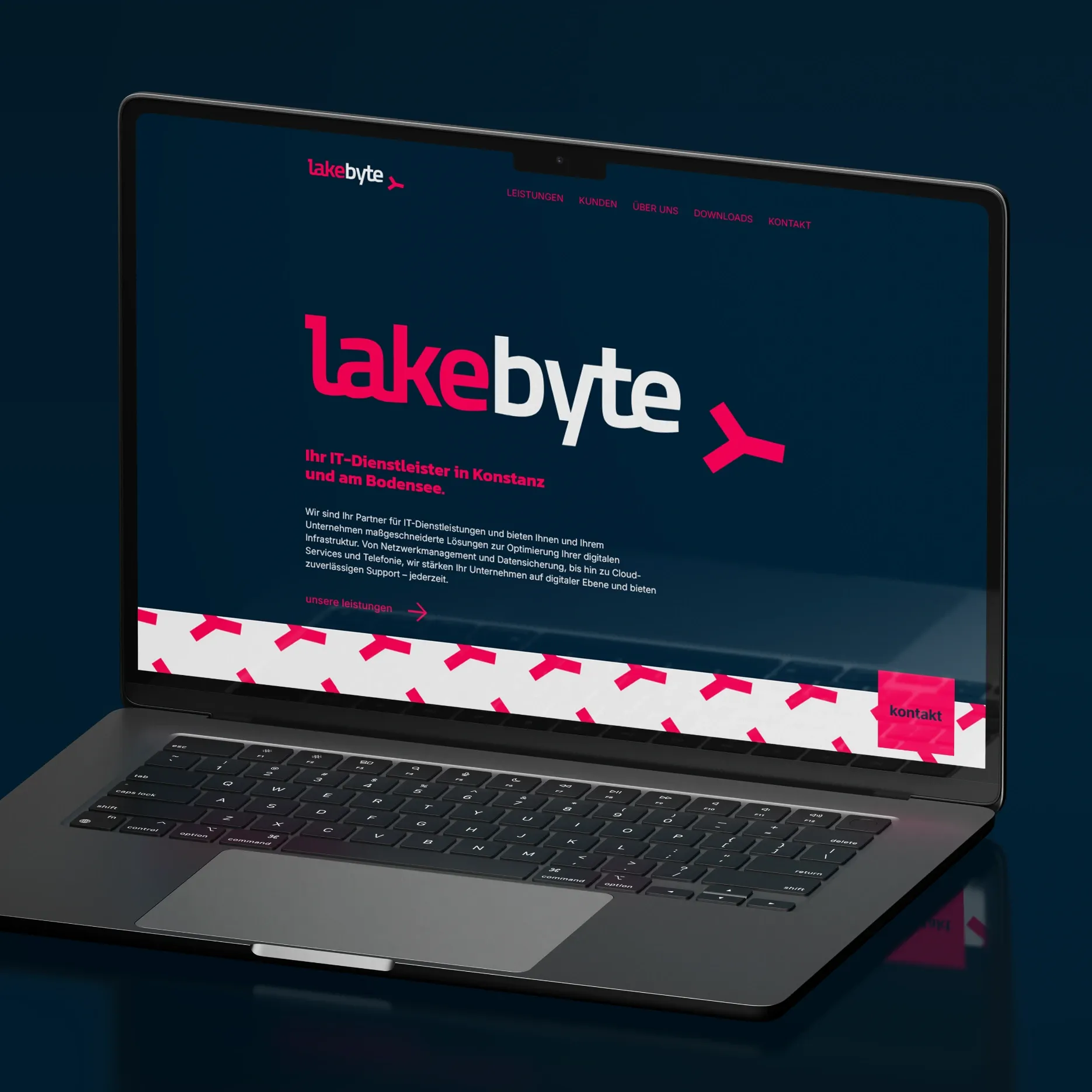 Ansicht der lakebyte-Website auf einem Laptop mit klarer Typografie und dem Slogan ‚Ihr IT-Dienstleister in Konstanz und am Bodensee‘.