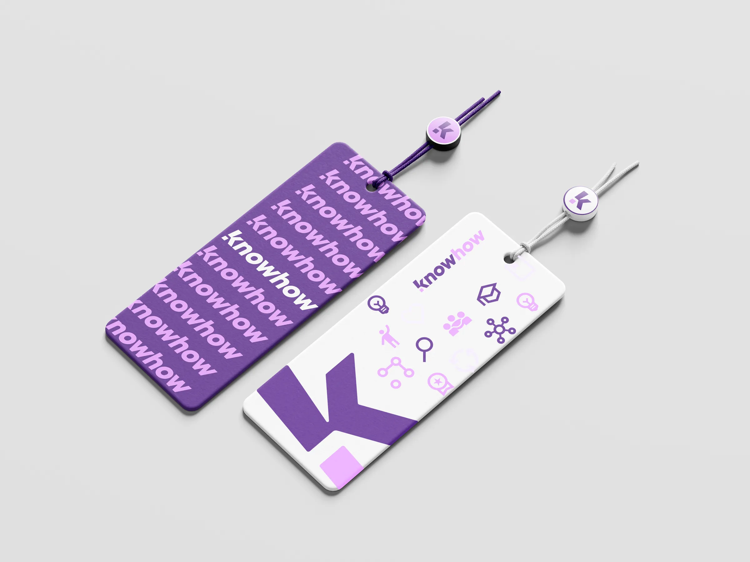 Zwei Branding-Anhänger im knowhow-Design – einer mit Wortmarke, der andere mit Logo und Icons für Wissen & Vernetzung.