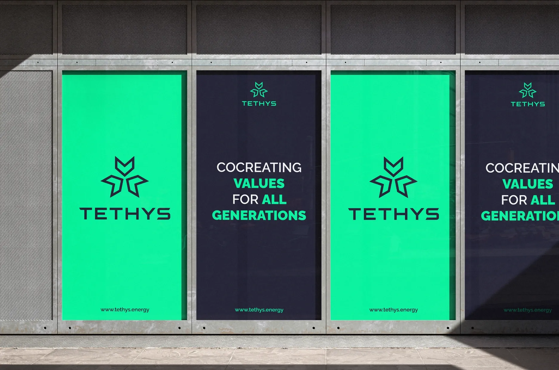 Schaufensterbeklebung mit Tethys-Logo und Claim in leuchtendem Grün und Dunkelblau.