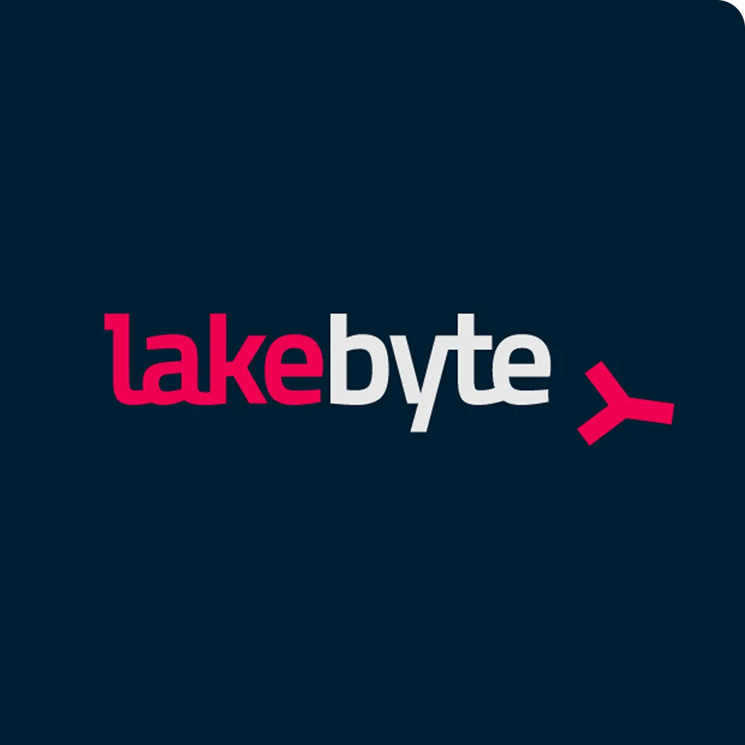 Lakebyte-Logo auf dunkelblauem Hintergrund – Wortmarke in Magenta und Weiß mit stilisiertem Pfeilsymbol.